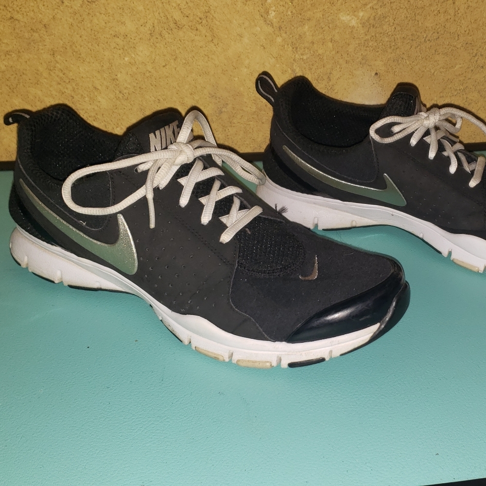 Nike black and white running women shoes s…